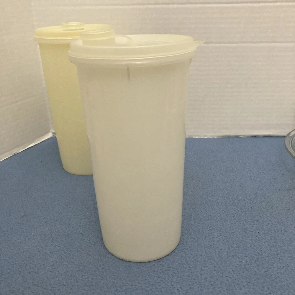 Tupperware Juice Container (Handdlier) 261-10 w/Flip Pour Lid (563-5) - Set of 2